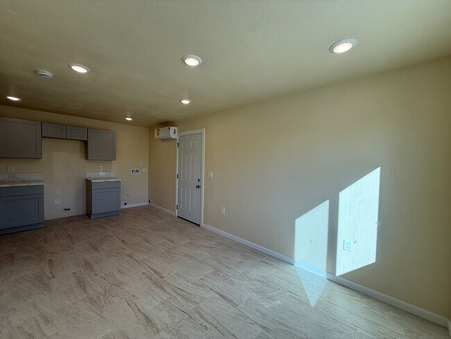 Building Photo - R71300