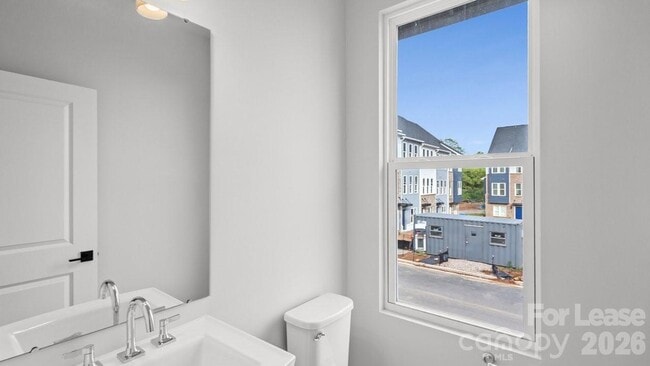 Building Photo - 2025 Clarksdale Dr