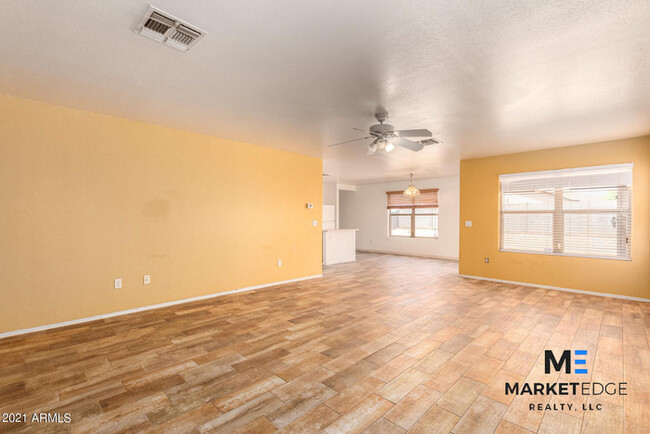 Building Photo - 4Bed/2.5 Bath House in El Mirage! $199 MOV...