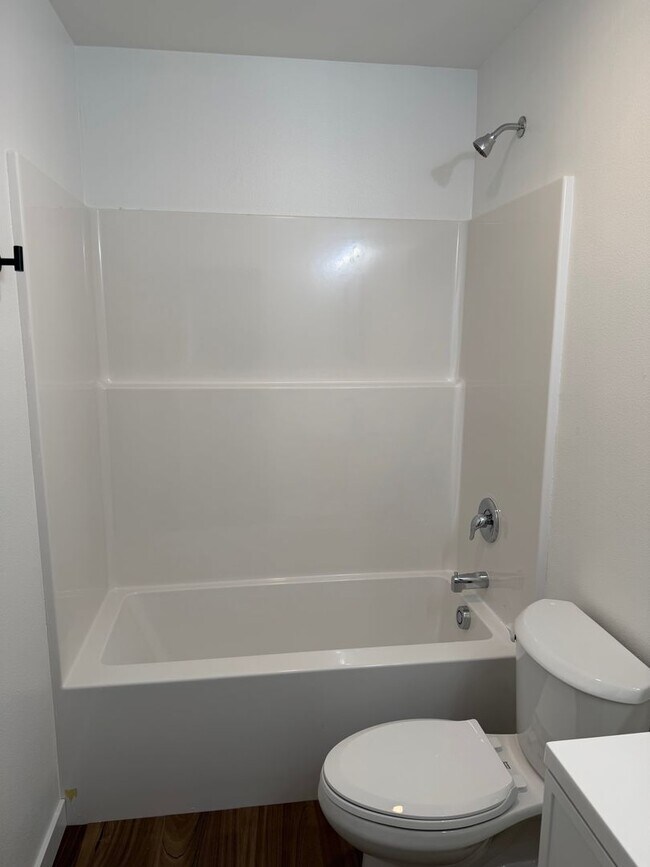 Building Photo - Brand new 3 bedroom 3 full bath townhouse in Thurston!