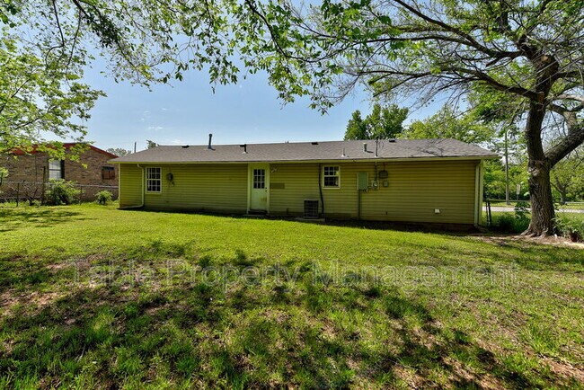 Building Photo - 4209 NE 16th St