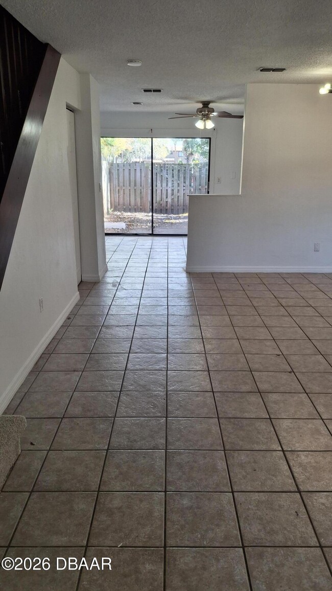 Building Photo - 196 W Sandalwood Ct