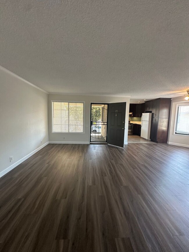 Building Photo - Condo, ready for move-in!