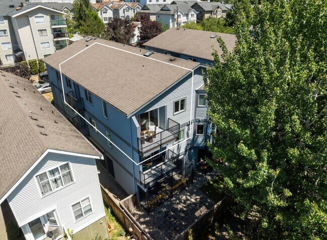 Building Photo - Top Floor 2-Bed Condo with Garage Parking