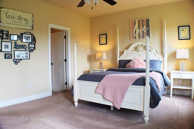 Building Photo - 324 Camelback Dr