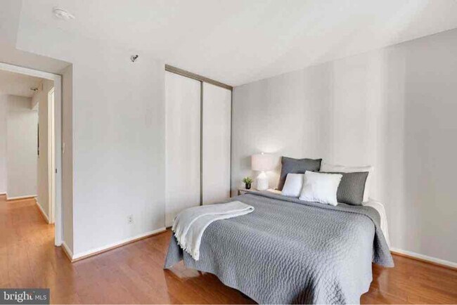 Building Photo - 900 N Stafford St