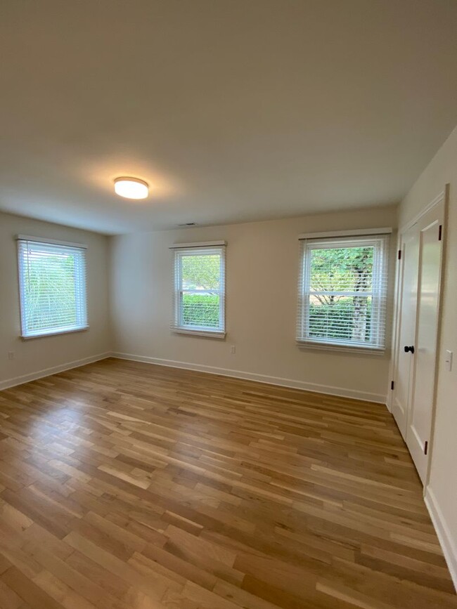 Building Photo - Remodeled Seattle Home on a corner lot, Av...