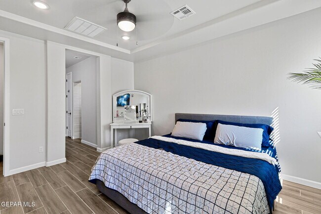Building Photo - 276 Hunstanton St