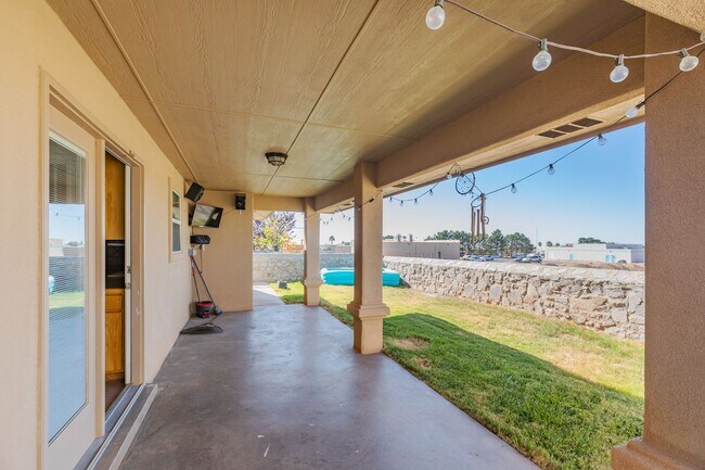 Building Photo - Beautiful Home W/Solar Panels
