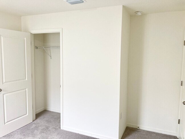 Building Photo - Golf Course Home!