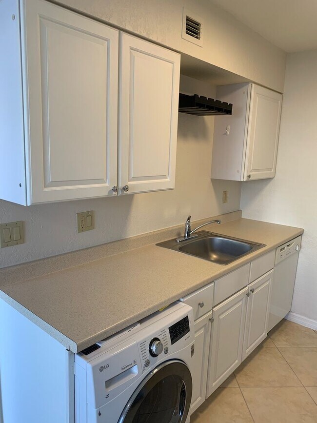 Building Photo - Available 5/10 -  Annual Condo Rental in South Naples