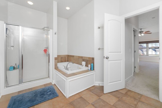 Building Photo - Five Bedroom Home in Kalamazoo