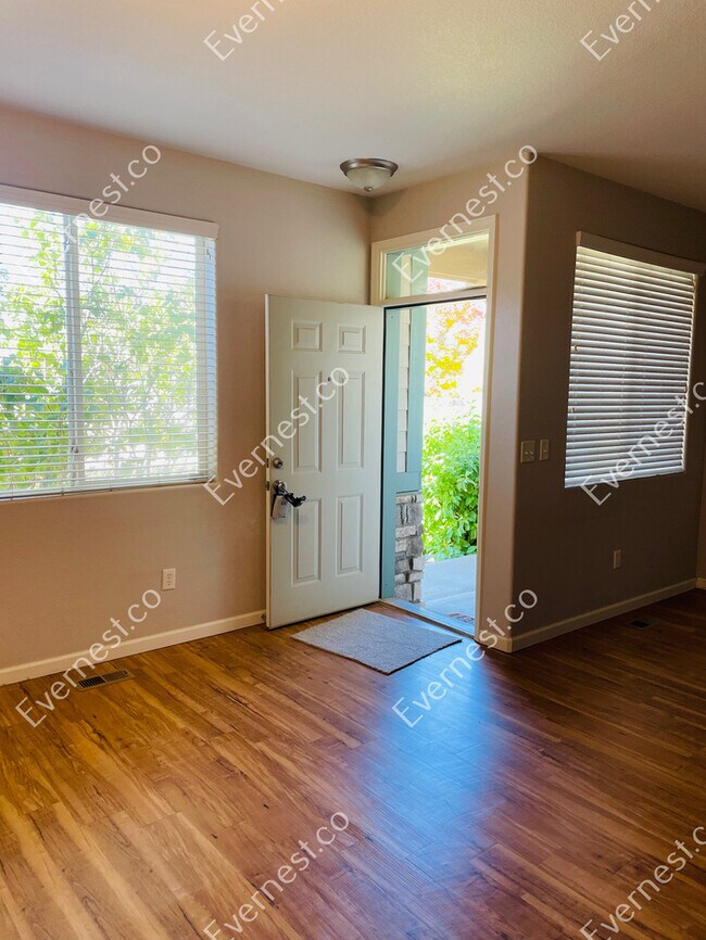 Building Photo - 3-Bed/2.5-Bath/