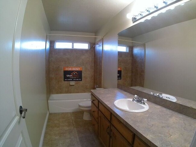 Building Photo - 5 bdrm 3bth Home 3 Car Garage Some utilities included