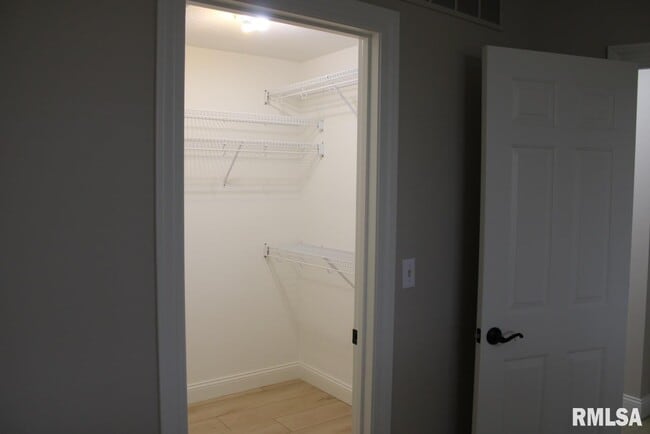 Building Photo - 2807 Cronin Dr