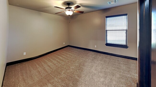 Building Photo - Very Nice 3 bedroom 2 bath home in Edmond schools