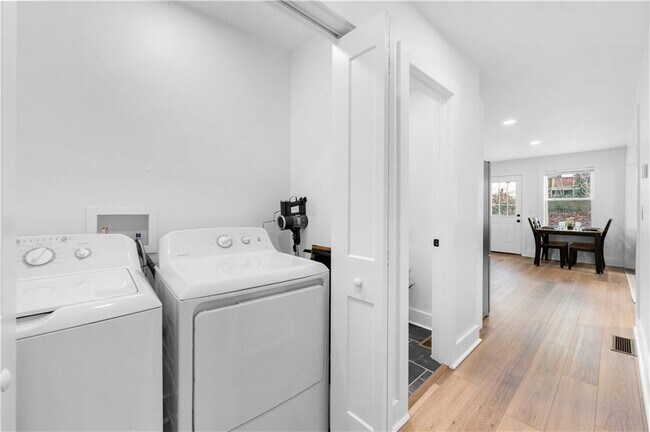 Building Photo - 150 Sweetwater St