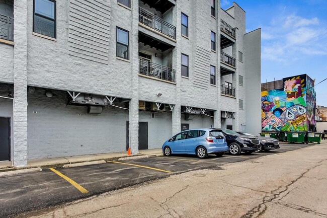 Building Photo - 2032 W Division St