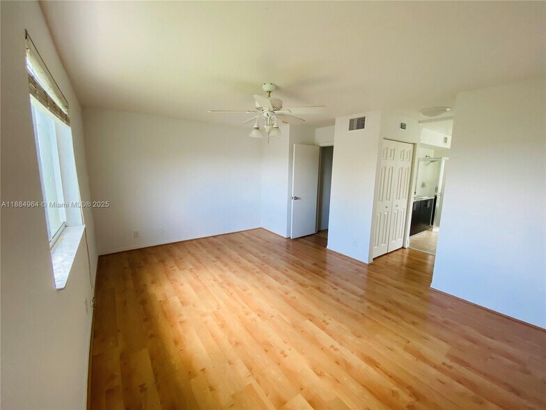 Building Photo - 2433 Pasadena Way