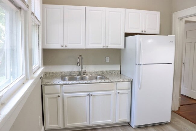 Building Photo - Carefree living with this 1-bedroom beauty...