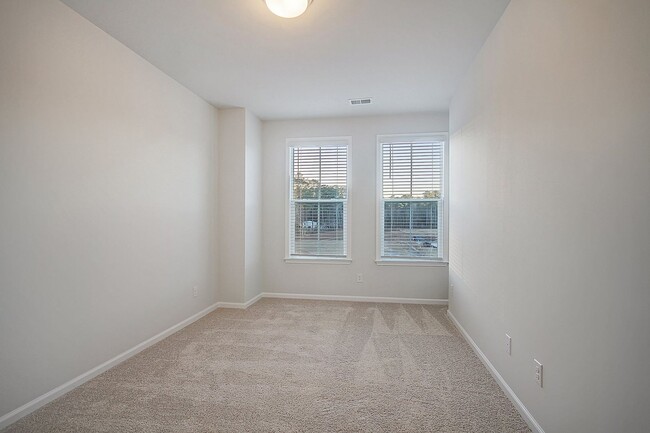 Building Photo - Gorgeous Town Home in Six Oaks