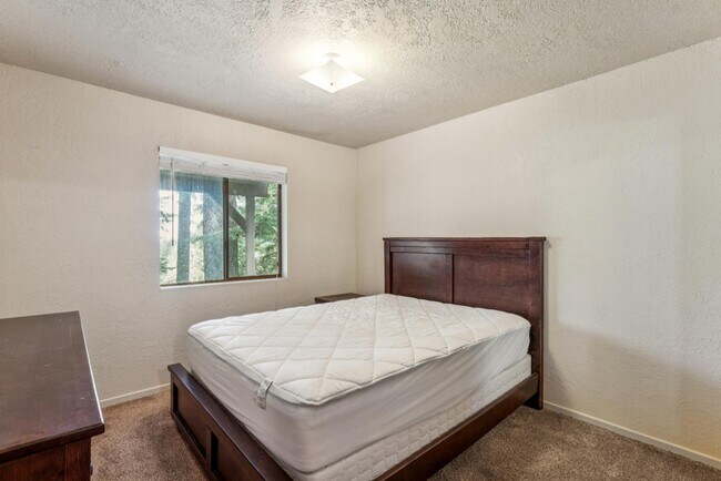 Building Photo - 725 Ivy Ln