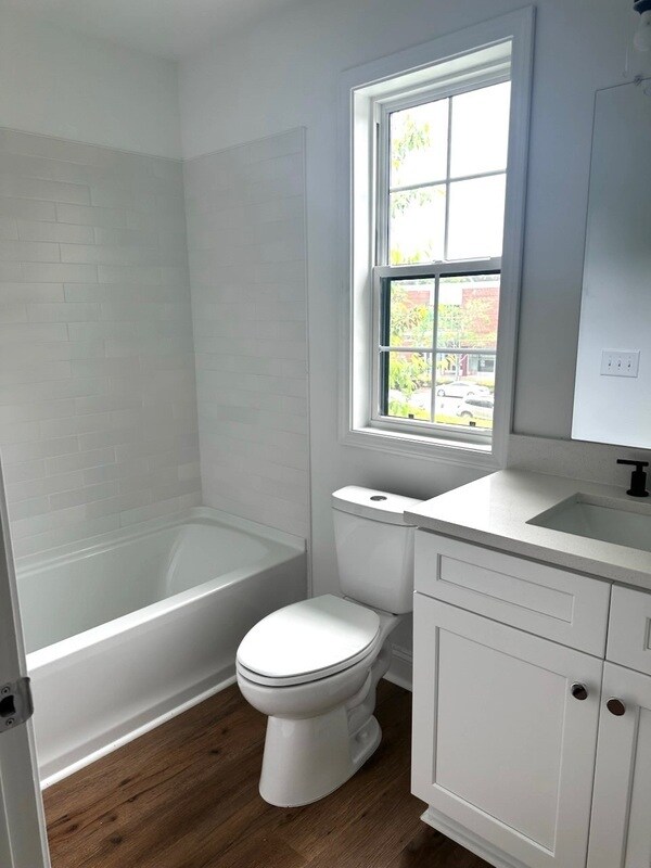 Building Photo - 427 Lakeland St