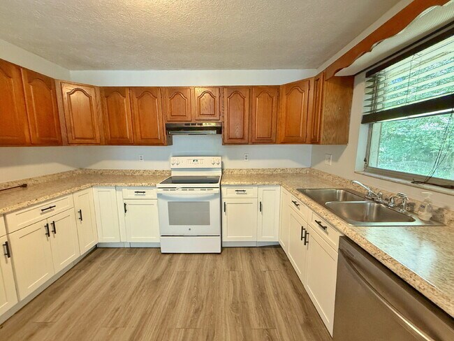 Building Photo - North Airport Manufactured Home on quiet street.