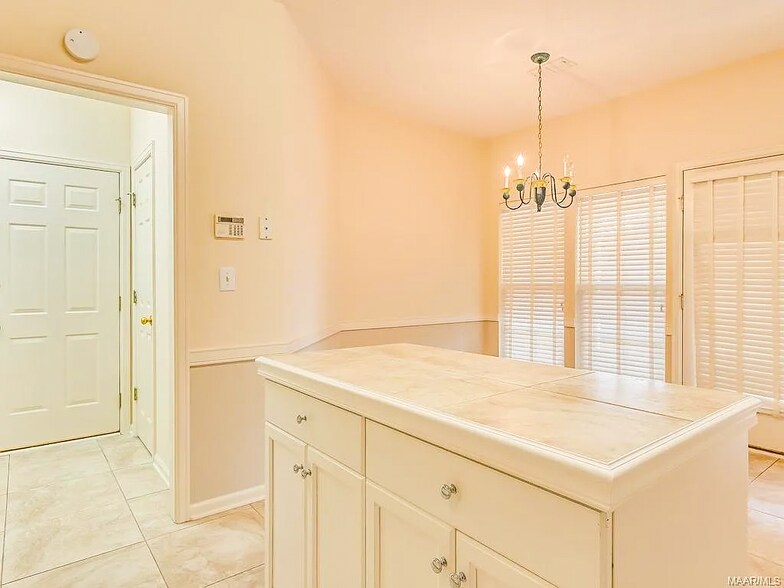 Building Photo - 2112 Parkview Dr S