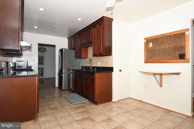 Building Photo - 8147 Inverness Ridge Rd