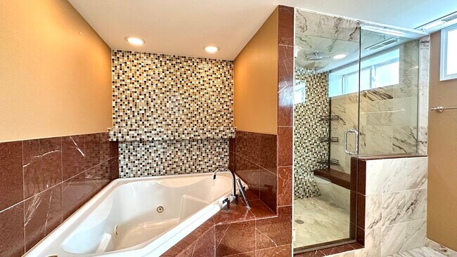 Building Photo - 4833 N Ozark Ave