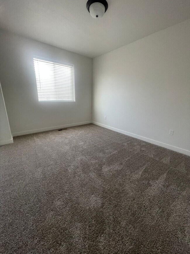Building Photo - Beautiful New Townhome for Rent in Bluffdale!