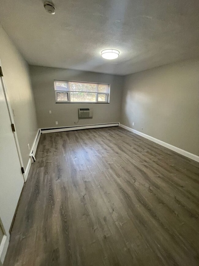 Building Photo - Green Line D - Mass Pike - Parking Included