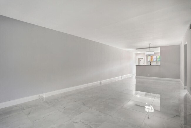 Building Photo - 2202 Lucaya Bend