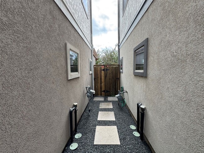 Building Photo - 6755 Highclere Manor Ln