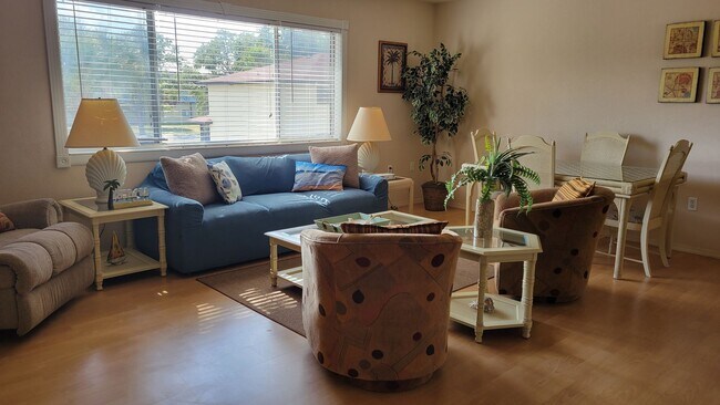 Building Photo - Annual furnished OPTIONAL 2/1 condo Island life