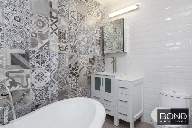 Building Photo - Amazing 2 Bedroom in the Heart of Astoria!