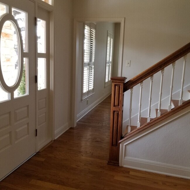 Building Photo - Stunning Home - North Cat Mountain - 4 bed...