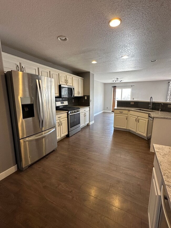 Building Photo - 5 bedroom single family house in Englewood