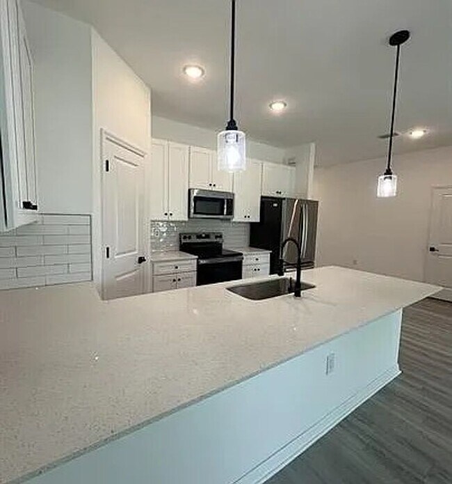 Building Photo - 4697 Golfview Blvd