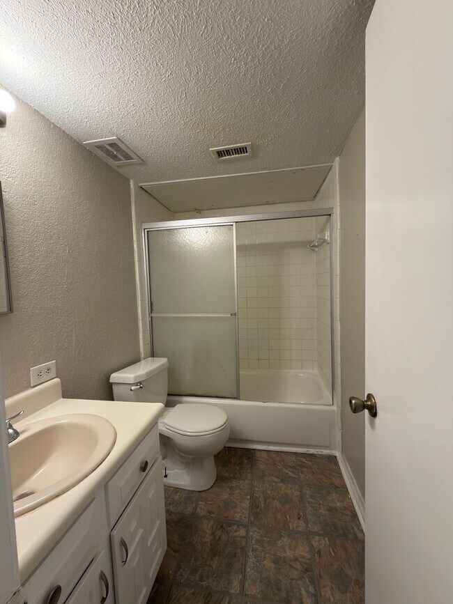 Building Photo - 358 Valley Park Dr