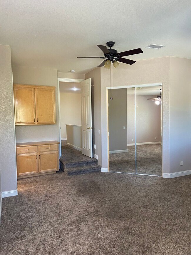 Building Photo - Broadstone Solar Home - 5 Bdrms, 4 Baths