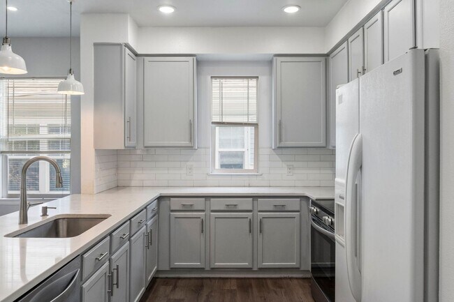 Building Photo - Updated Central Park Condo for Lease