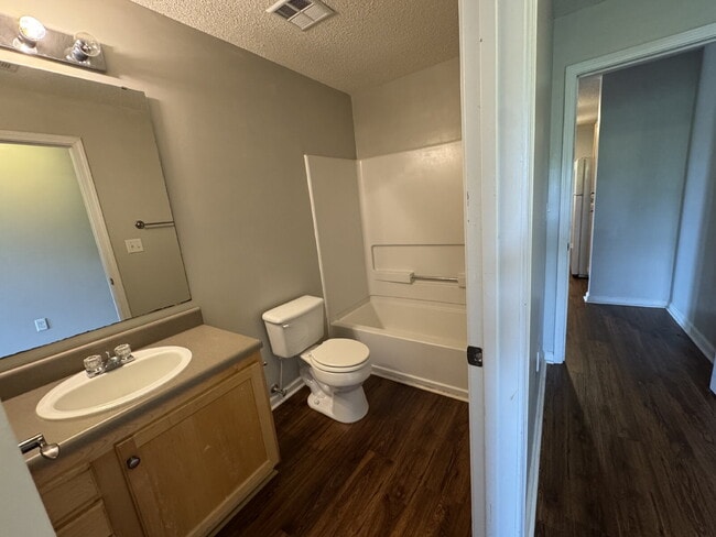 Building Photo - 3 bed 3 bath student and family housing ap...