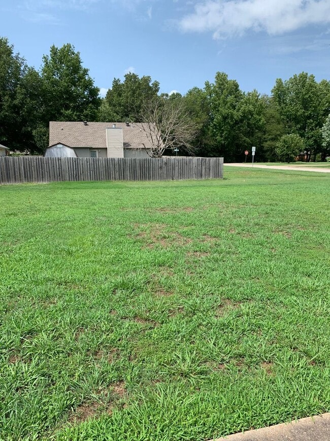 Building Photo - 3Bed/2Bath Home/Corner Lot/2 Car Garage an...