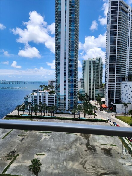 Building Photo - 1155 Brickell Bay Dr