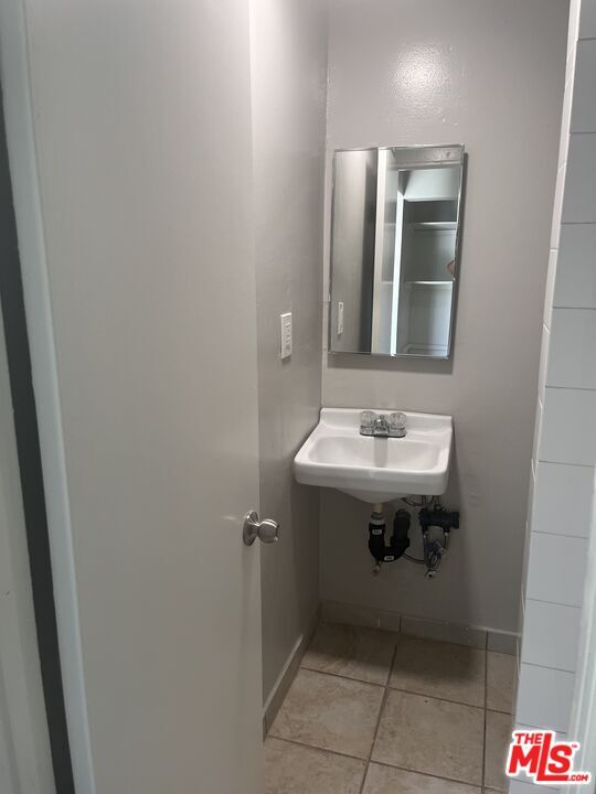 Building Photo - 1522 W 65th Pl