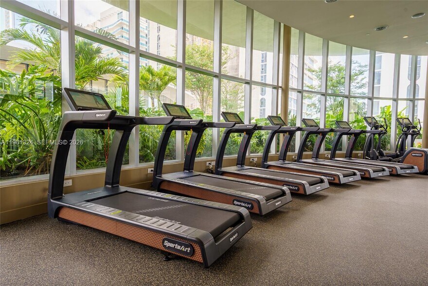 Building Photo - 700 NE 24th St