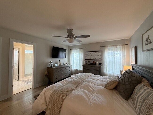 Building Photo - Gorgeous Potomac Shores End Unit Townhome