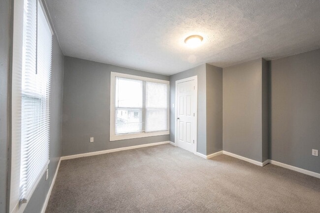 Building Photo - 642 N Parker Ave